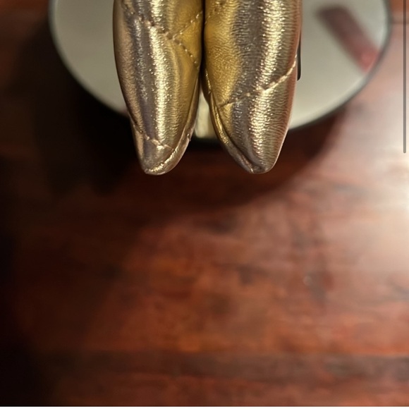 TORY BURCH Kira Chevron Chain Wallet Gold - Picture 8 of 9